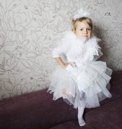 "СНЕЖИНКА" №1 - детский карнавальный костюм: пышная многослойная юбочка (со съемной брошкой), накидка на завязках и корона "снежинка", 5 белых невидимок.