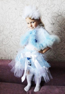 "СНЕЖИНКА" №2 - детский карнавальный костюм: пышная многослойная юбочка (со съемной брошкой), накидка на завязках, обадок "Снежинка", 5 голубых невидимок и 6 голубых резиночек для волос.